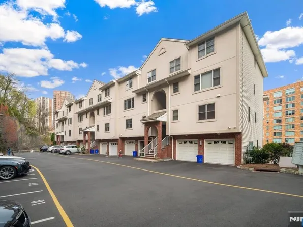 9 Legend Hills Dr, Edgewater, NJ 07020