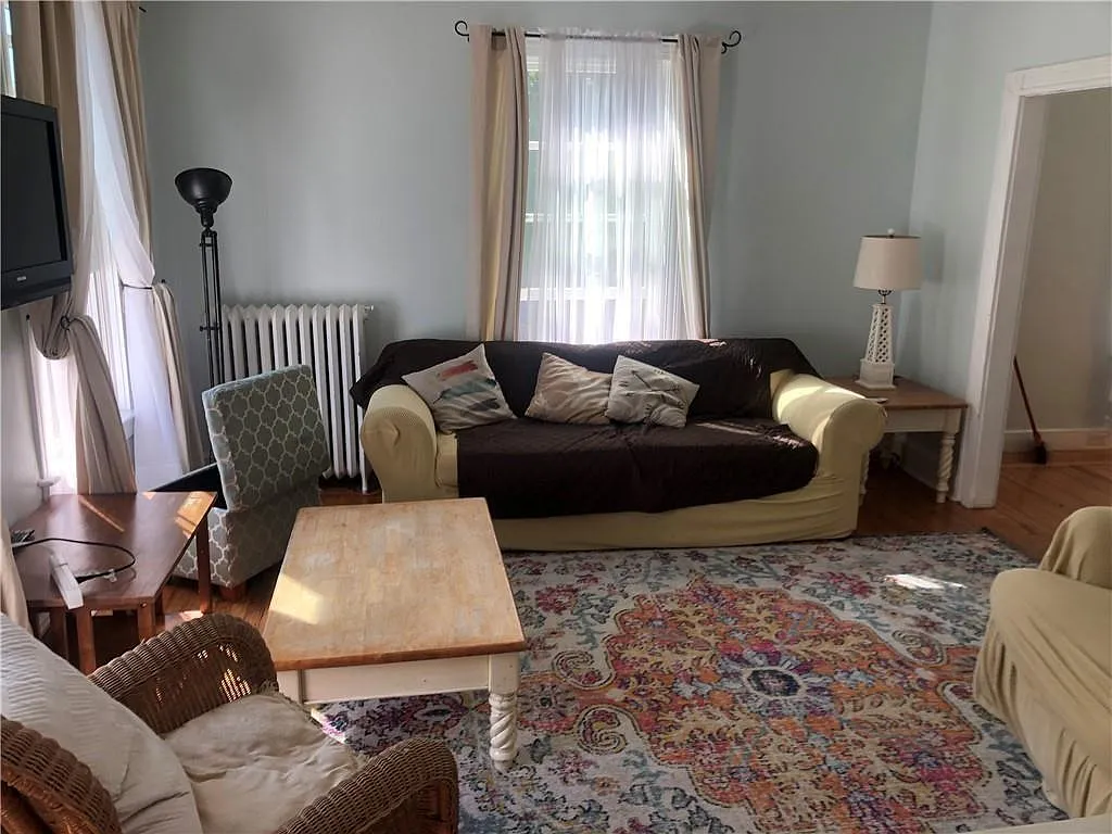 3 bed, 1.5 bath, 1242 sqft, $2,700 — Photo 2