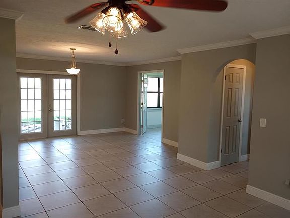 3rd image of 525 NW Azalea Ave