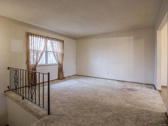 3rd image of 1216 Golfview Dr
