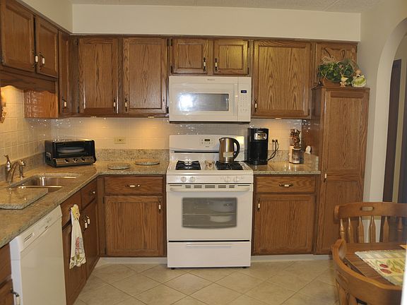 3rd image of 6430 W Belle Plaine Ave APT 204