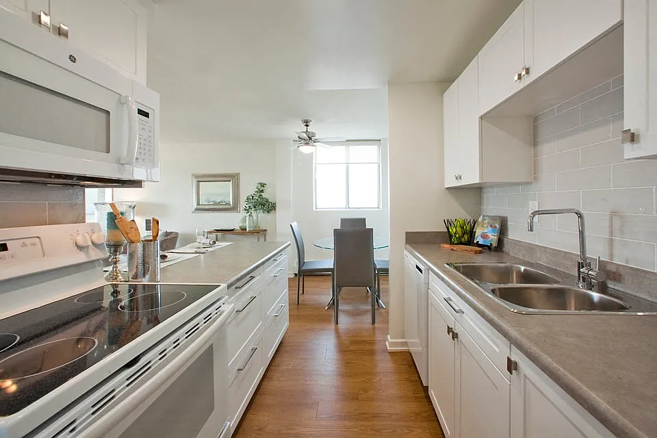 Concorde Apartments — Photo 3