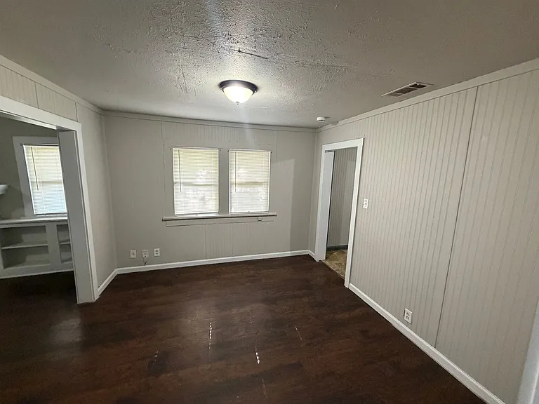 3229 Denman St — Photo 4