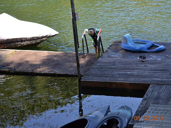 Center dock, 2 ladders