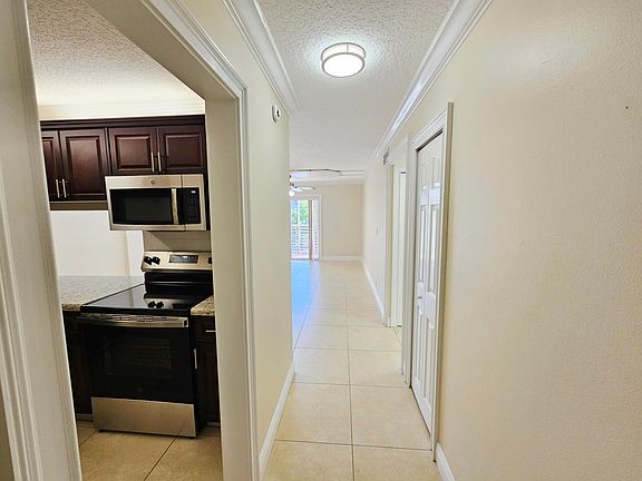 4th image of 2562 Garden Drive N #202