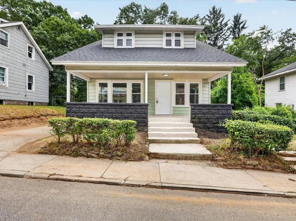 668 Alexander St SE, Grand Rapids, MI 49507