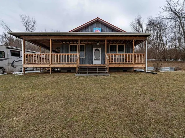 36091 Glove Dr, Glade Spring, VA 24340