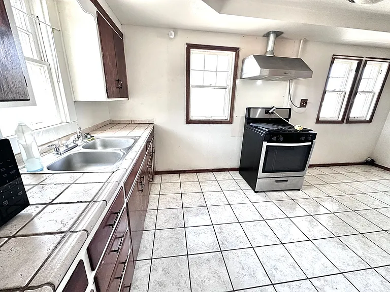 515 W Main St — Photo 23