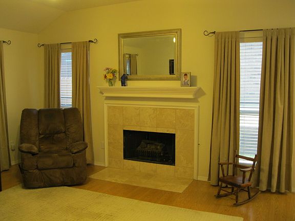 4th image of 1209 Greenbriar Ln