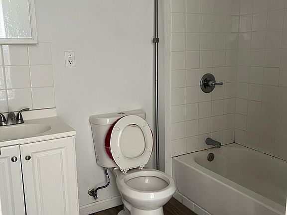 4th image of 13 4th St APT 5