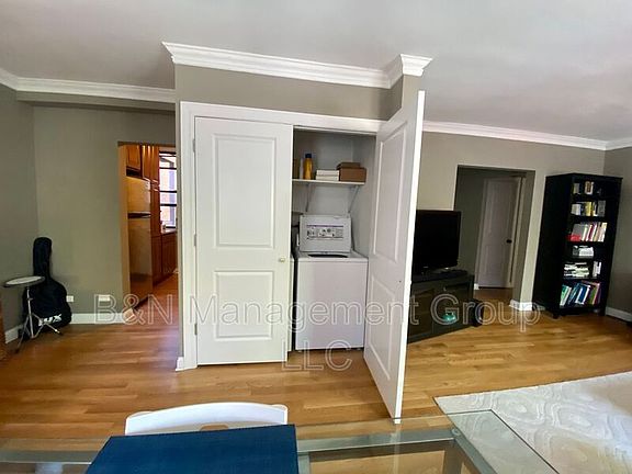 3rd image of 918 W Oakdale Ave APT 1S