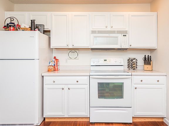 2nd image of 3831 Liverpool Dr