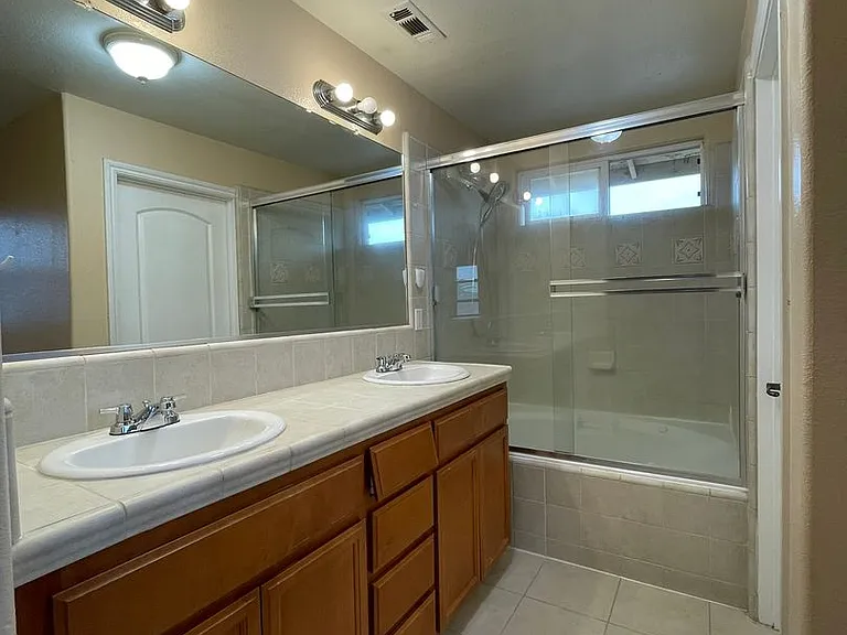 425 San Fernando St — Photo 12