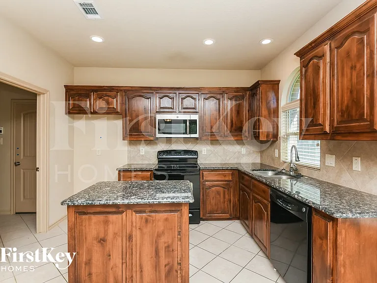 1013 Jodie Dr — Photo 6