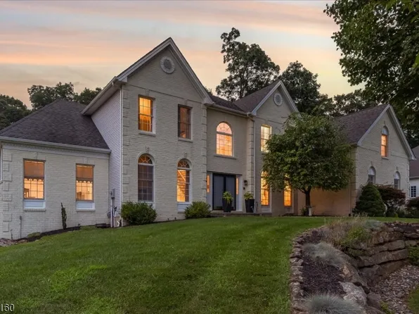 6 Corrine Ct, Washington Twp., NJ 07853
