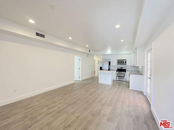 2nd image of 1209 N Beachwood Dr