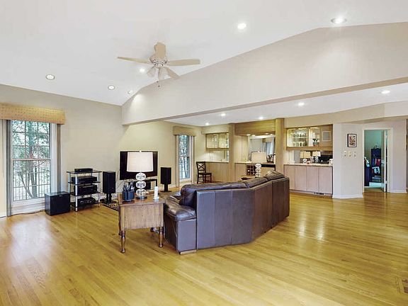 3rd image of 3408 Lake Knoll Dr