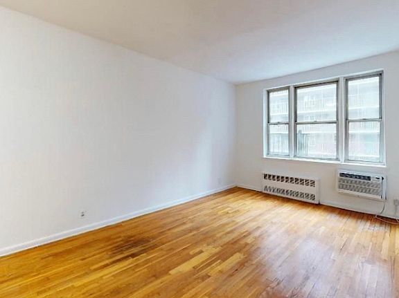 4th image of 219 E 88th St #5AA