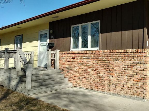 3rd image of 620 10th Ave E