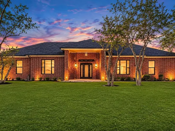 2541 Town View Dr, Cedar Hill, TX 75104