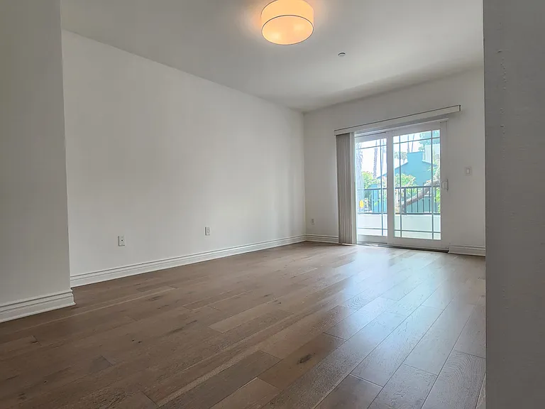 147 S Doheny Dr #102 — Photo 25