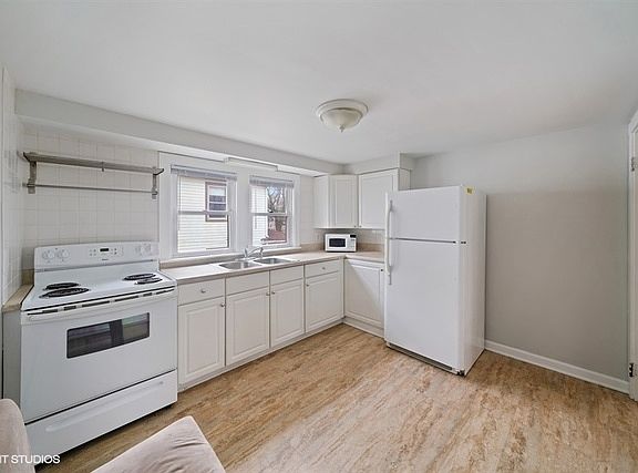 5th image of 121 N Batavia Ave