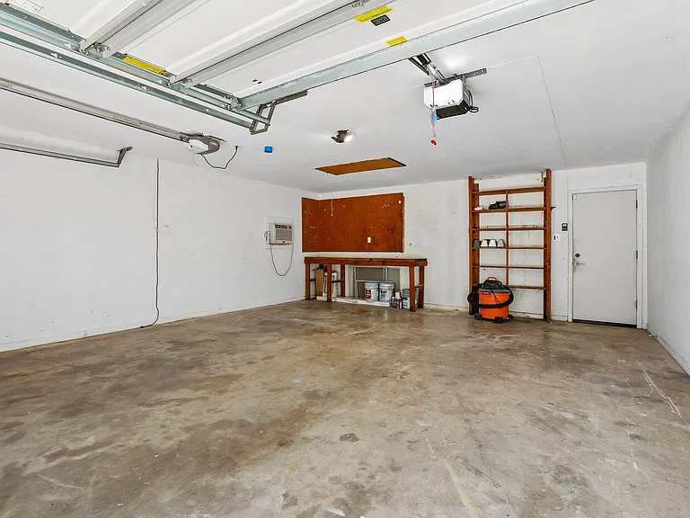 10903 Mellow Ln — Photo 21