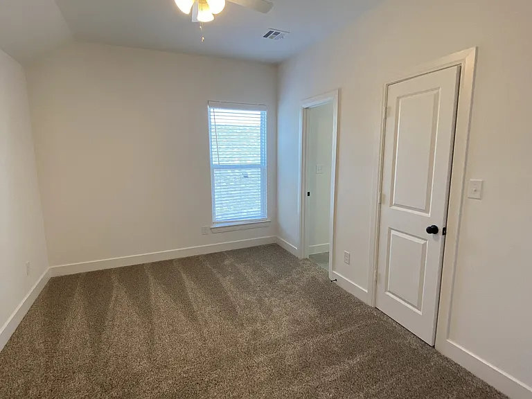 622 W Florence St — Photo 8