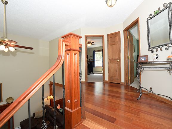 3rd image of 29 Pinehollow Dr