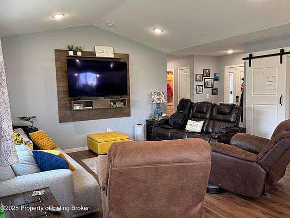 5th image of 215 7th St NE