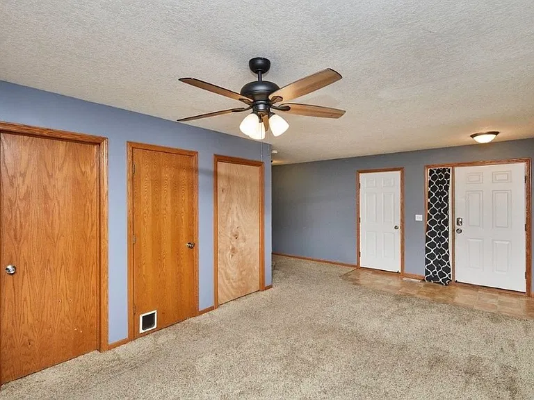 221 N Cherokee Dr — Photo 3