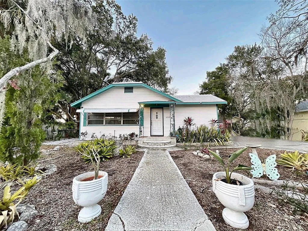 2 bed, 1.0 bath, 1320 sqft, $2,500 — Photo 1