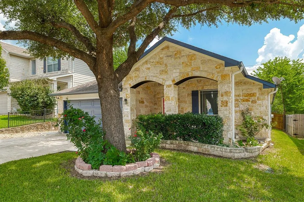 3 bed, 2.0 bath, 1880 sqft, $2,500 — Photo 3