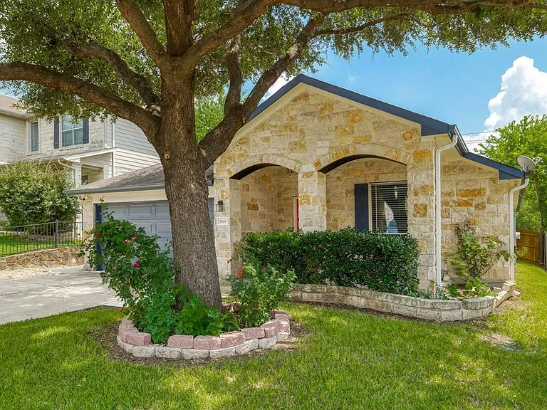1819 Melissa Oaks Ln — Photo 3