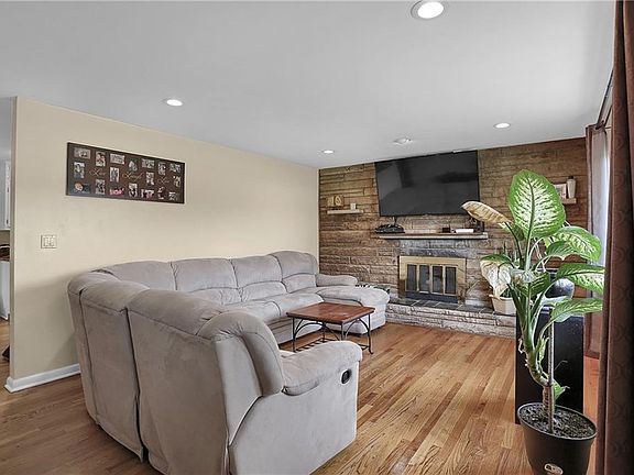 4th image of 3747 Redfern Dr