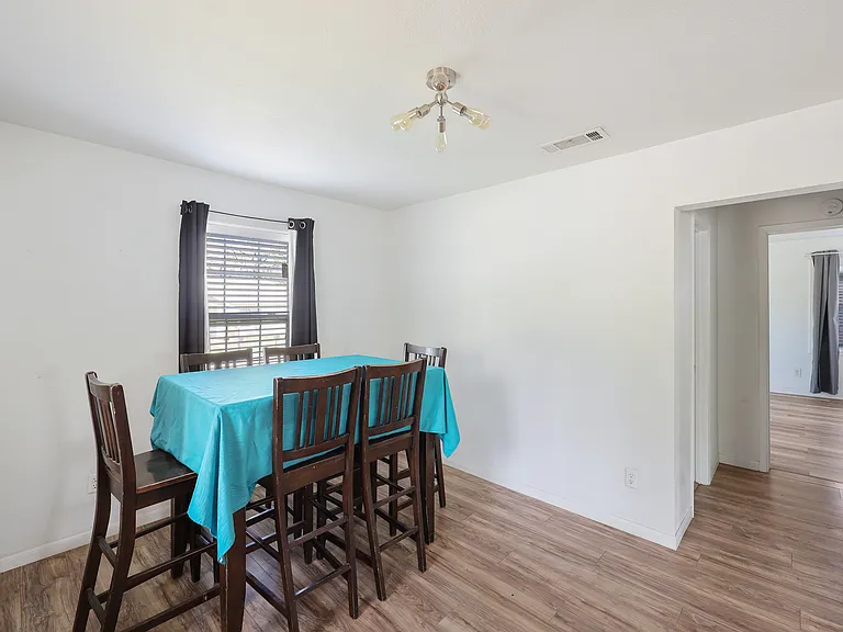 1130 W Day St — Photo 4