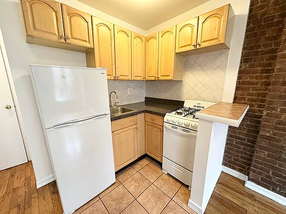 5th image of 65 W 83rd St APT 4