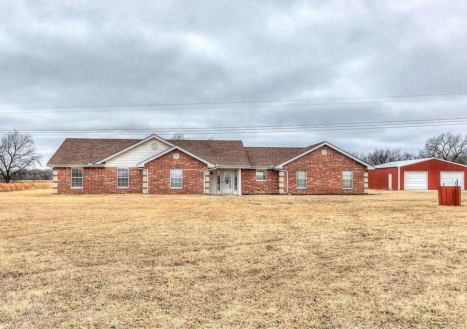 Five bedroom house with a 30 x 40 shop.  Brand new roof, oversized garage that is heated and cooled, fireplace, whirlpool tub, vaulted ceilings.  All this and so much more on an acre in North Rock Creek School district.