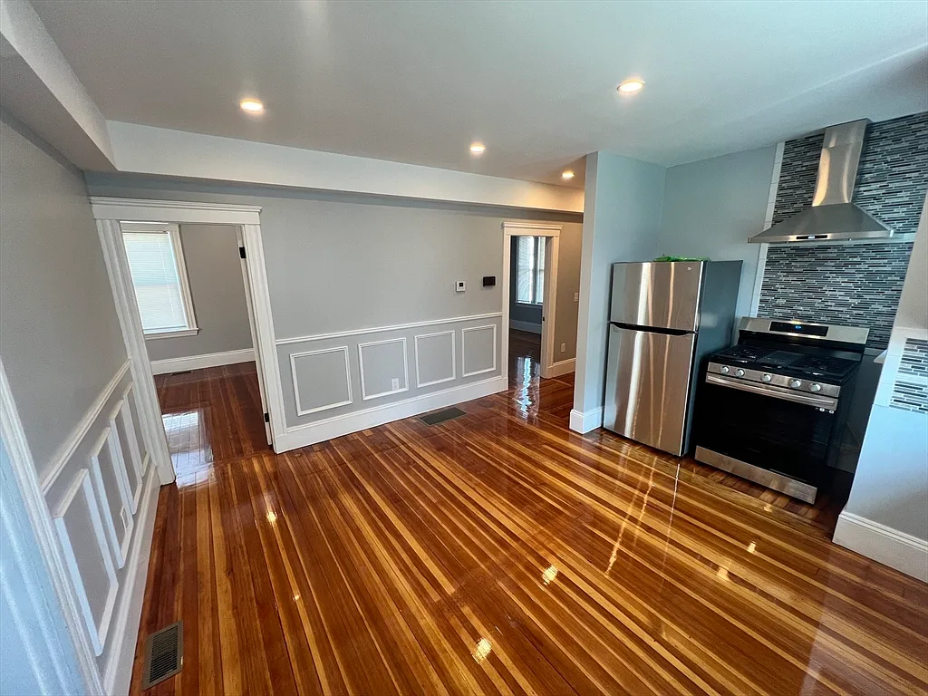 Building Photo - 28 Albertina St #1