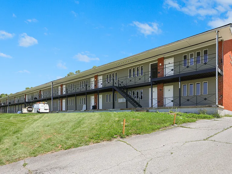 Oxford Circle Apartments — Photo 29