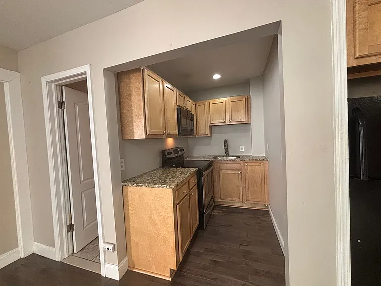 334 University Ave — Photo 11