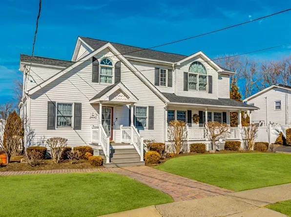 66 E Saltaire Road, Lindenhurst, NY 11757