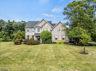 4 Pheasant Dr, Ringoes, NJ 08551