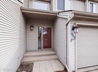 750 Eastbridge Ct, Rochester, MI 48307