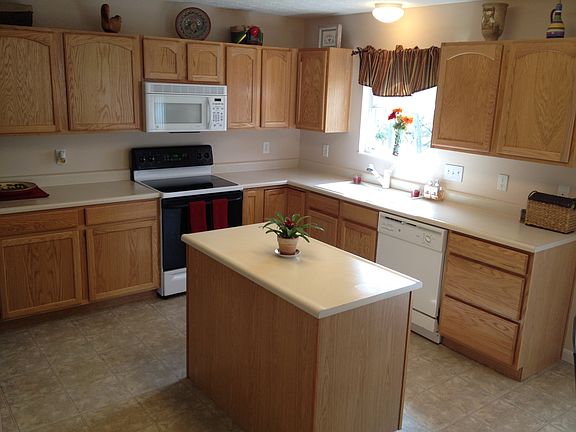 Spacious Kitchen w/ Island