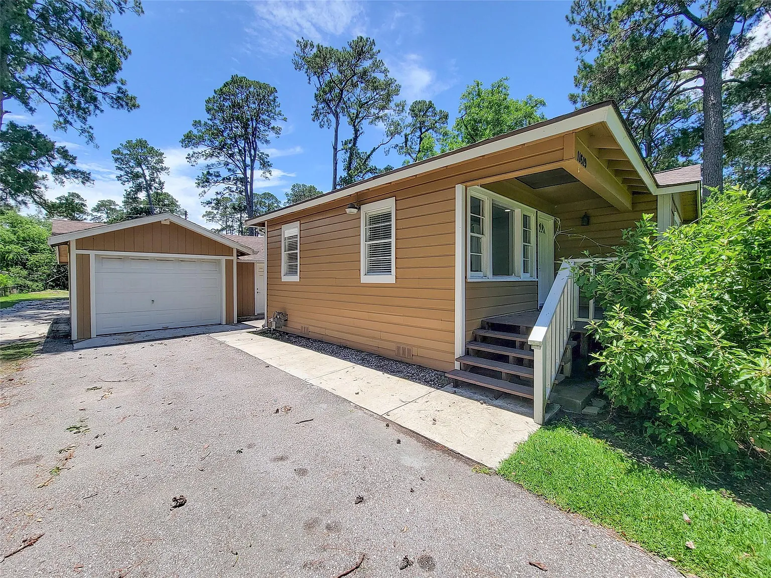 3 bed, 1.0 bath, 1136 sqft, $2,000 — Photo 3