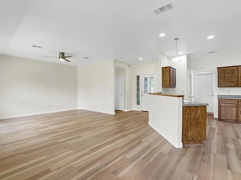 2116 Bentwood Dr — Photo 2
