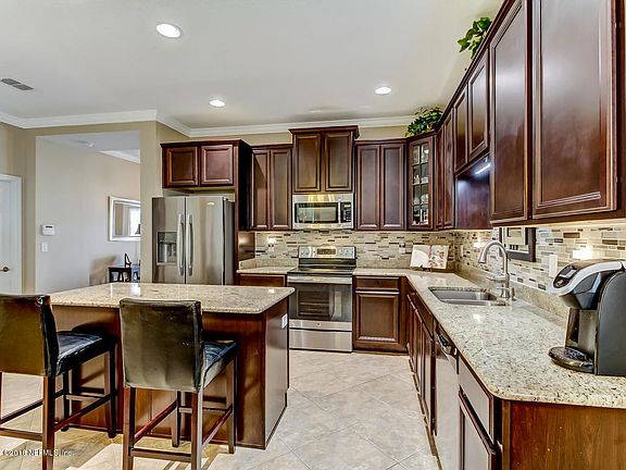 3rd image of 221 Los Caminos St