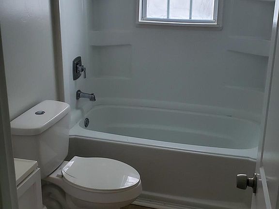 3rd image of 700 E Pembroke Ave APT 1A