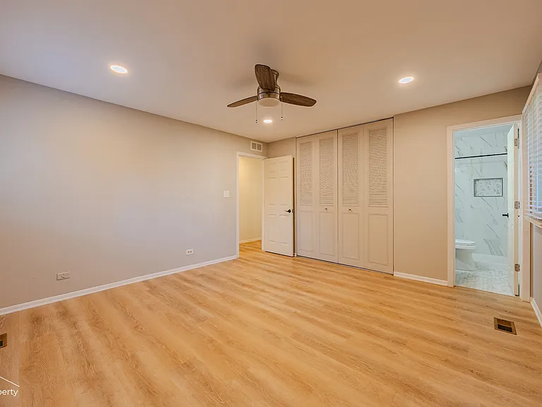 517 N Rohlwing Rd — Photo 9